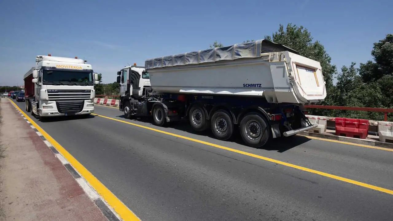 Archivo - Camiones a su paso por el puente de Zulema