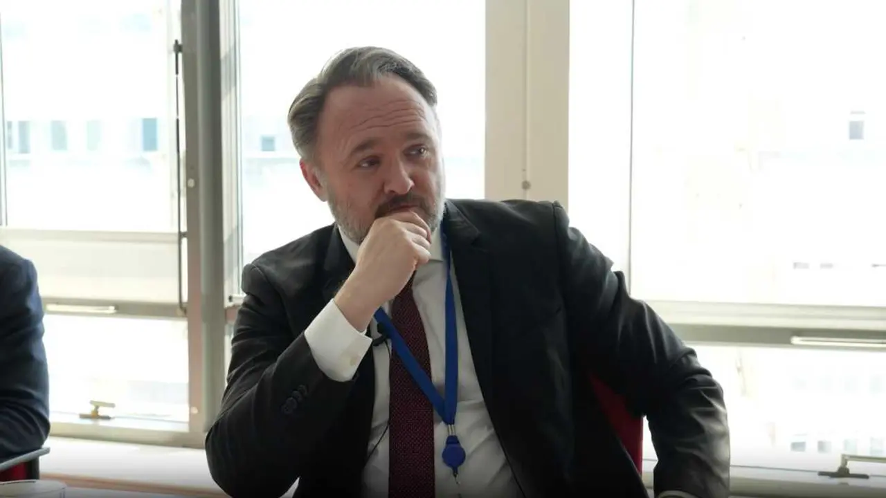 Archivo - El Comisario Europeo de Energ&iacute;a y Vivienda, Dan Jorgensen, durante una entrevista con la European Newsroom (ENR) en Bruselas (B&eacute;lgica), el martes 18 de marzo de 2025.