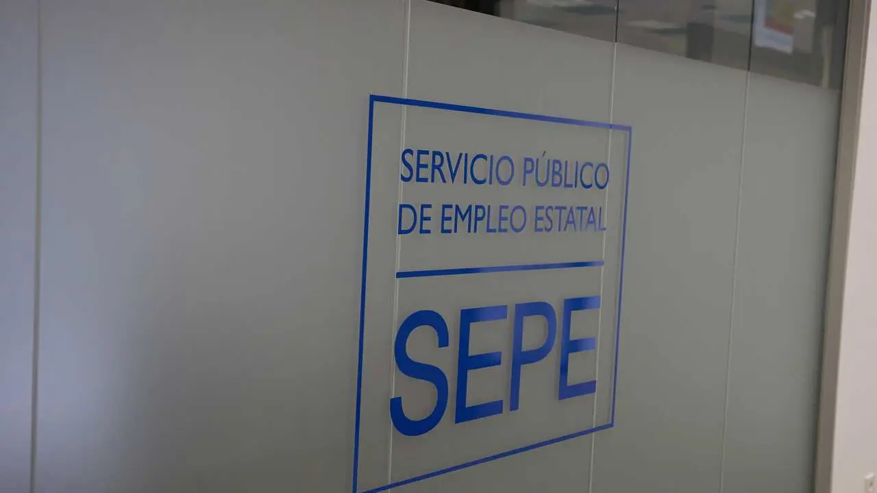Archivo - Un logo del SEPE de la oficina de empleo del SEPE del Barrio del Pilar, a 2 de abril de 2024, en Madrid (Espa&ntilde;a).  