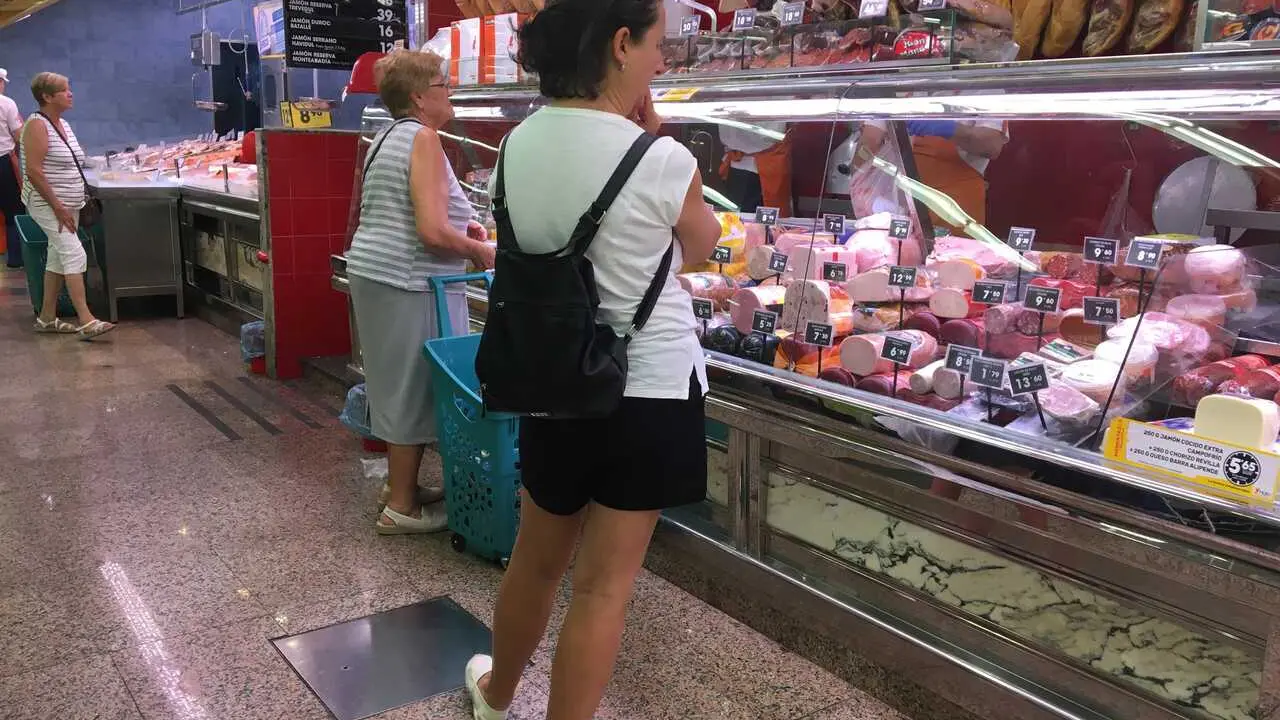 Archivo - Mujeres en un supermercado haciendo la compra
