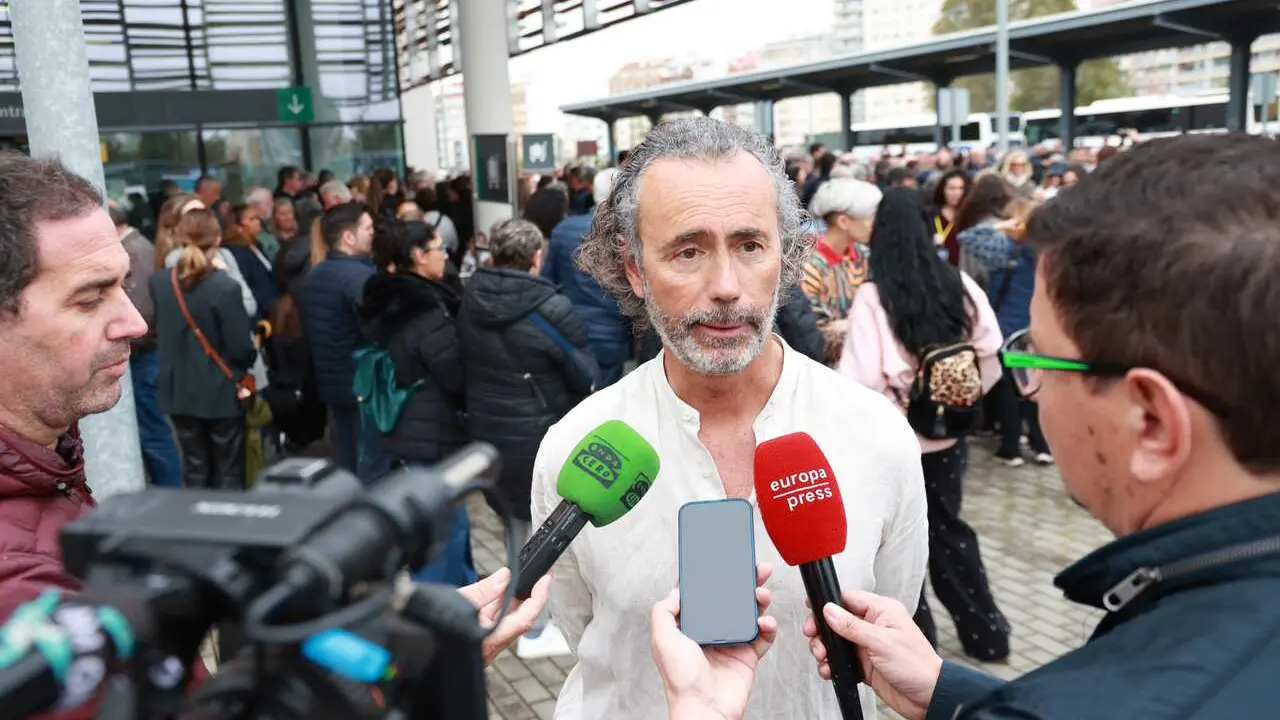 El presidente de la Asociaci&oacute;n de V&iacute;ctimas del descarrilamiento de Adamuz Mario Samper en declaraciones a la prensa antes de la marcha convocada por la entidad por las calles de Huelva.
