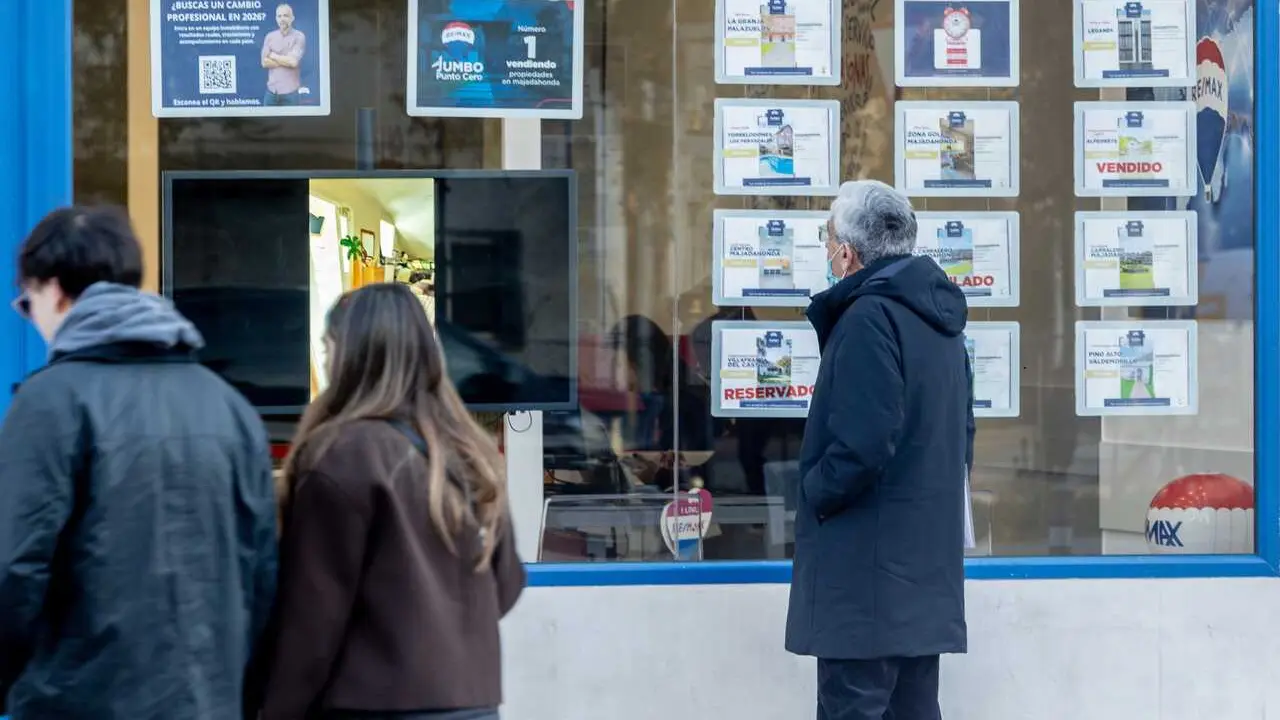 Archivo - Una oficina de empresa inmobiliaria.