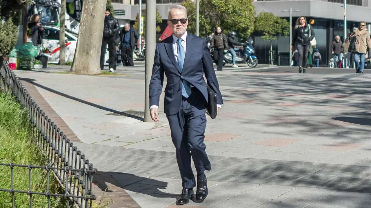 El abogado de Bego&ntilde;a G&oacute;mez, Antonio Camacho, a su llegada a los Juzgados de Plaza de Castilla, a 1 de abril de 2026, en Madrid (Espa&ntilde;a).