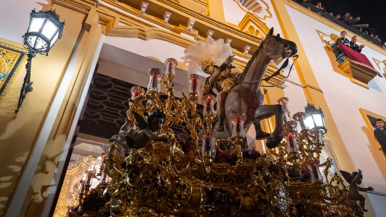 Archivo - El Cristo de las Tres Ca&iacute;das de Triana sale de la Capilla de los Marineros, en una reciente Madrugada.