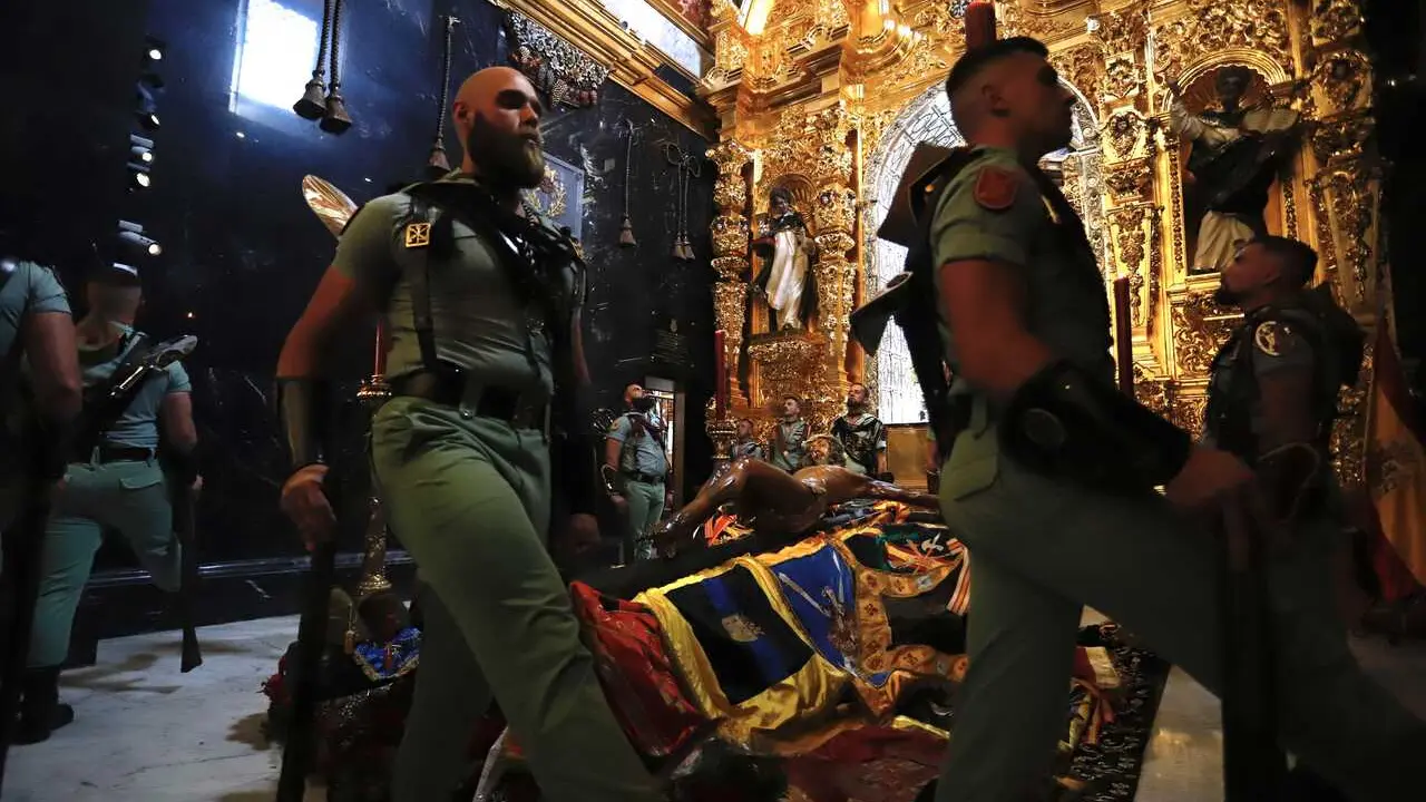 Momento del cambio de guardia que realiza una escuadra de gastadores de la Legi&oacute;n ante el Cristo de la Buena Muerte, el conocido como Cristo de Mena