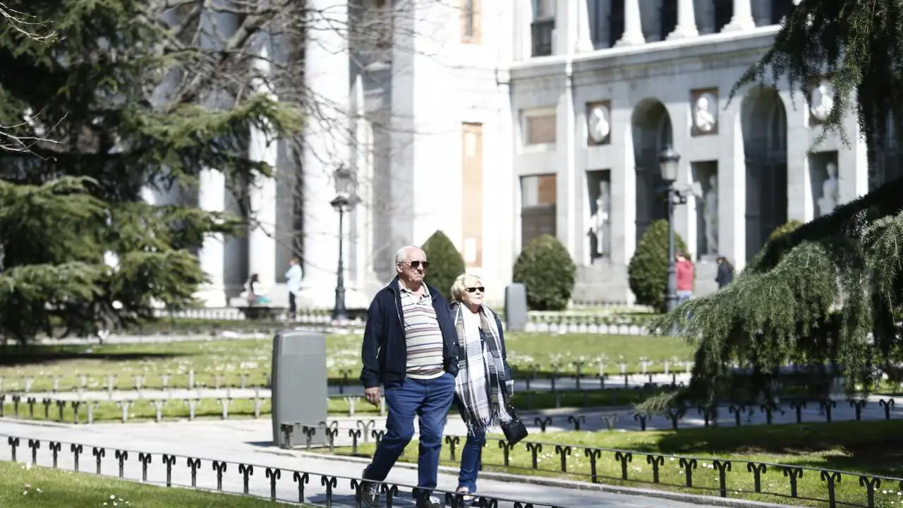 Archivo -  Gente paseando, pasear, paseo, andando, museo del Prado, exteriores del museo del Prado, jubilado, jubilados, pareja, parejas