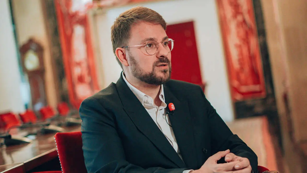 El diputado de Comprom&iacute;s y portavoz adjunto de Sumar en el Congreso, Alberto Ib&aacute;&ntilde;ez, interviene en una entrevista con Europa Press.