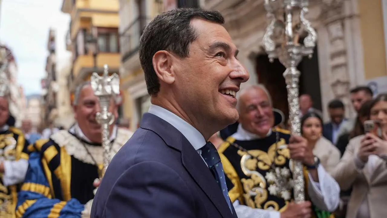 El presidente de la Junta de Andaluc&iacute;a, Juanma Moreno, junto a los ac&oacute;litos de la Hermandad de La Piedad, durante la visita institucional al municipio de Cabra (C&oacute;rdoba)