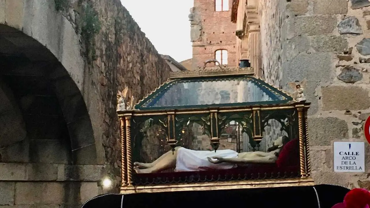 Archivo - El Santo Entierro procesiona este Viernes Santo en C&aacute;ceres