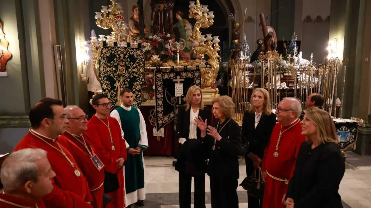 La reina Sof&iacute;a y las infantas Elena y Cristina en la sede de la Cofrad&iacute;a California para visitar los tronos antes de la procesi&oacute;n del la Procesi&oacute;n Solemne del Silencio y del Sant&iacute;simo Cristo de los Mineros de Cartagena
