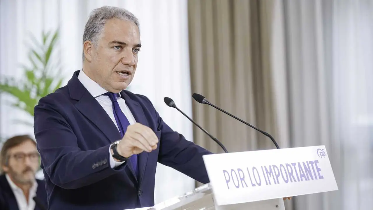 El vicesecretario de coordinaci&oacute;n auton&oacute;mica y local y an&aacute;lisis electoral del Partido Popular, El&iacute;as Bendodo, durante un encuentro del Partido Popular, en el Hotel Ciudad de Vitoria, a 10 de marzo de 2026, en Vitoria, &Aacute;lava, Pa&iacute;s Vasco (Espa&ntilde;a). 