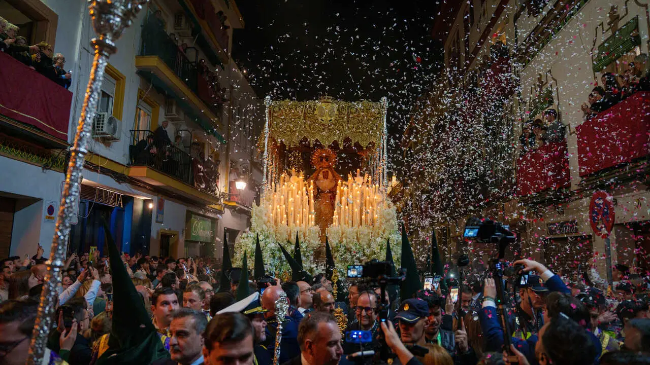 Ntra. Sra. De la Esperanza de Triana en su salida profesional en la Madrug&aacute; sevillana.