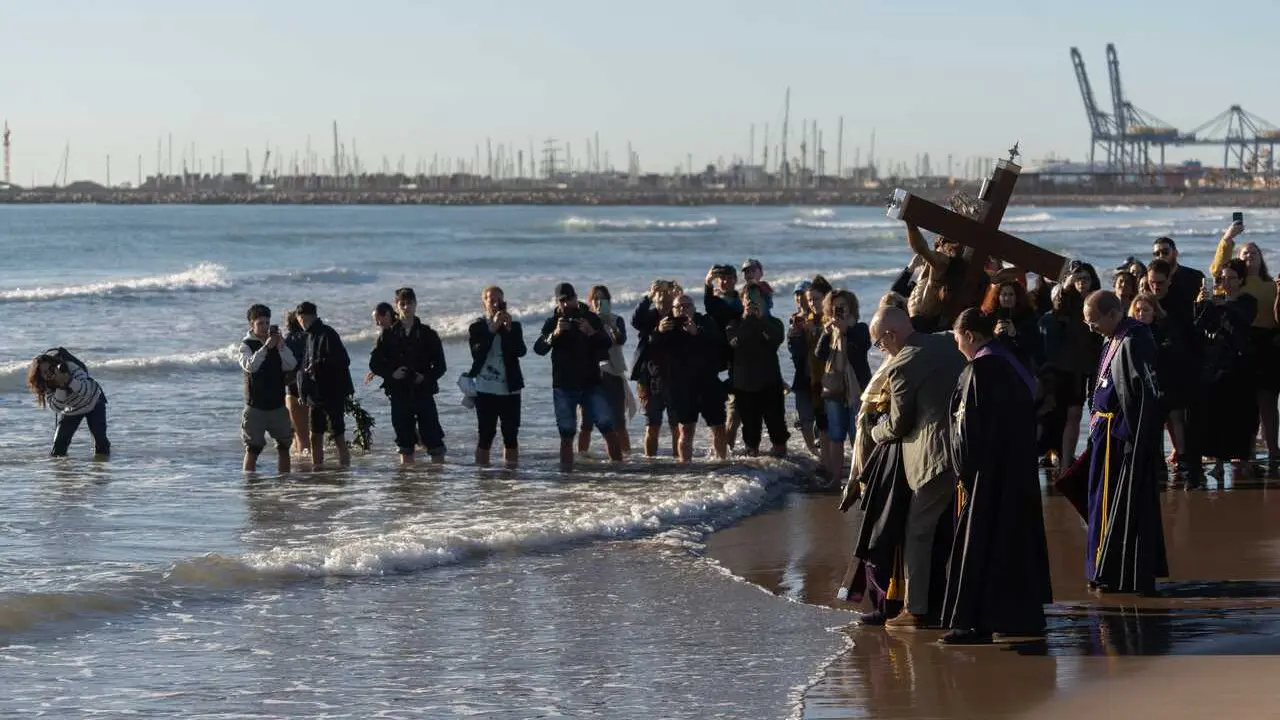 Llegada de los Cristos a la playa para la oraci&oacute;n por las v&iacute;ctimas del mar, en la playa de Las Arenas
