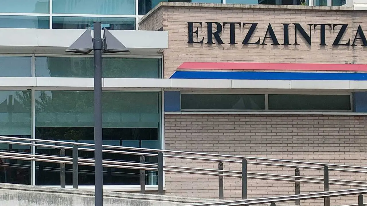 Comisar&iacute;a de la Ertzaintza en Basauri, donde este mi&eacute;rcoles falleci&oacute; una mujer y su pareja ha sido detenida por presunto homicidio.