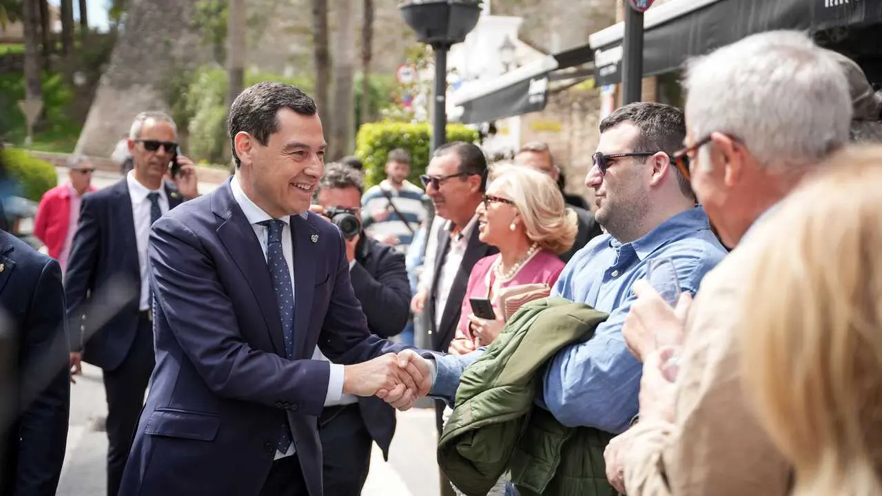 El presidente de la Junta de Andaluc&iacute;a, Juanma Moreno, durante la visita institucional al municipio de Cabra. A 02 de abril de en Cabra (C&oacute;rdoba)