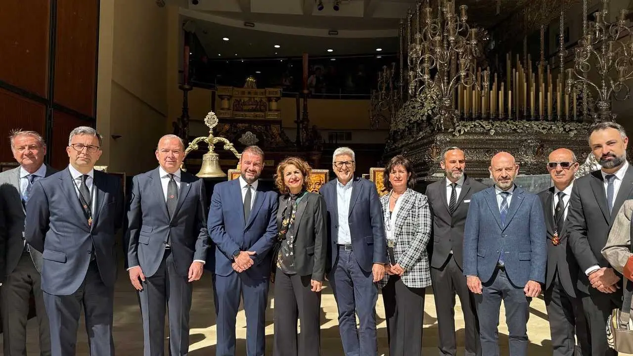 La secretaria general del PSOE-A y candidata a la Presidencia de la Junta de Andaluc&iacute;a, Mar&iacute;a Jes&uacute;s Montero, en su visita a las cofrad&iacute;as que procesionan este Viernes Santo en M&aacute;laga.