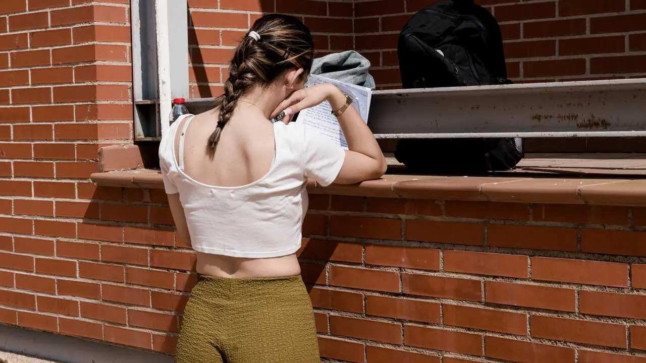 Archivo - Una alumna repasa antes de realizar un examen  