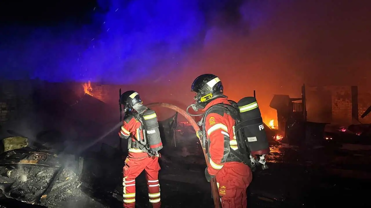 Bomberos de la Comunidad de Madrid sofocan un incendio en siete infraviviendas de Fuenlabrada esta madrugada