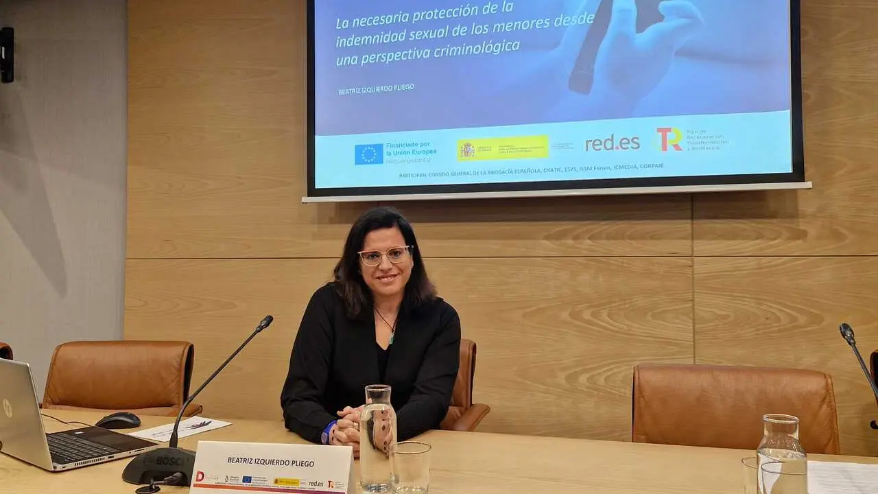 La divulgadora y experta en criminolog&iacute;a Beatriz Izquierdo participa en la jornada formativa 'Derechos Digitales de los menores', de la Abogac&iacute;a Espa&ntilde;ola, enfocada en profundizar en la protecci&oacute;n de la infancia y adolescencia en el entorno digital.