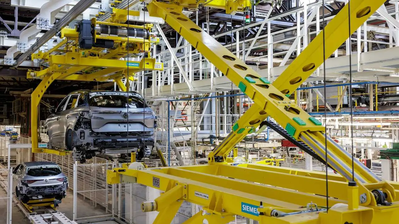 Archivo - Proceso se producci&oacute;n del nuevo Renault Asutral en la factoria de Villamuriel (Palencia).