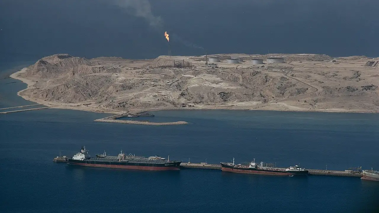 Petroleros esperan para cargar crudo cerca de la isla de Kharg, en el Golfo P&eacute;rsico (Ir&aacute;n), una zona clave por la que transita gran parte del petr&oacute;leo mundial a trav&eacute;s del estrecho de Ormuz. Fotograf&iacute;a: Dean Conger.