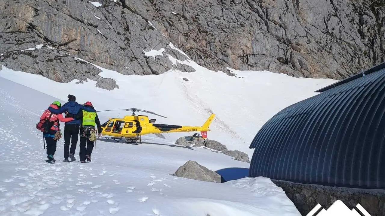 Bomberos del SEPA trasladan a un hombre al hospital tras sufrir un esguince en Cabrales
