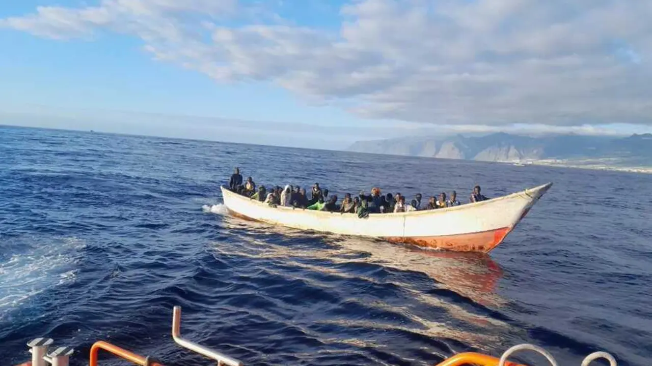 Archivo - Patera rescatada por Salvamento Mar&iacute;timo en el Atl&aacute;ntico