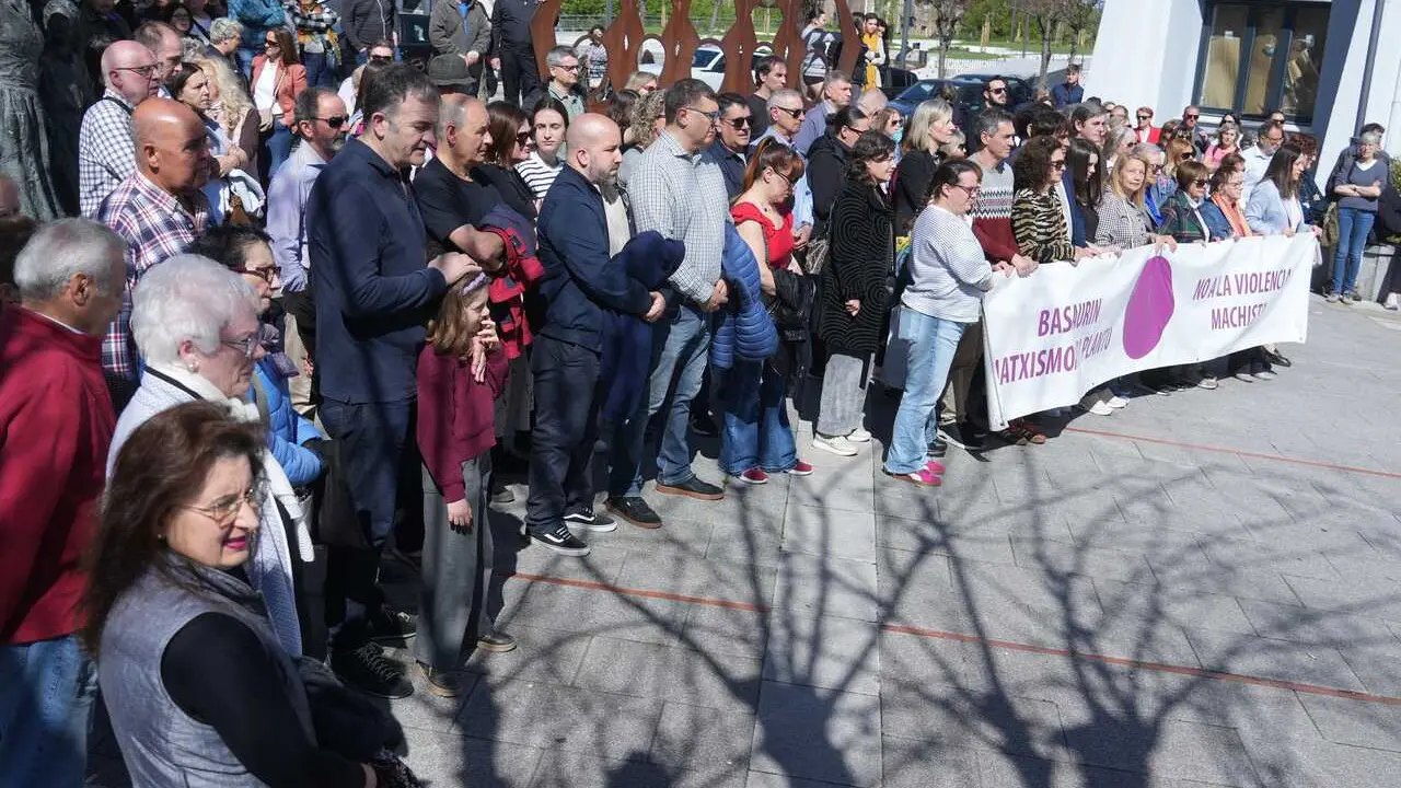 Concentraci&oacute;n convocada por el Ayuntamiento de Basauri (Bizkaia) en repulsa del homicidio de una vecina