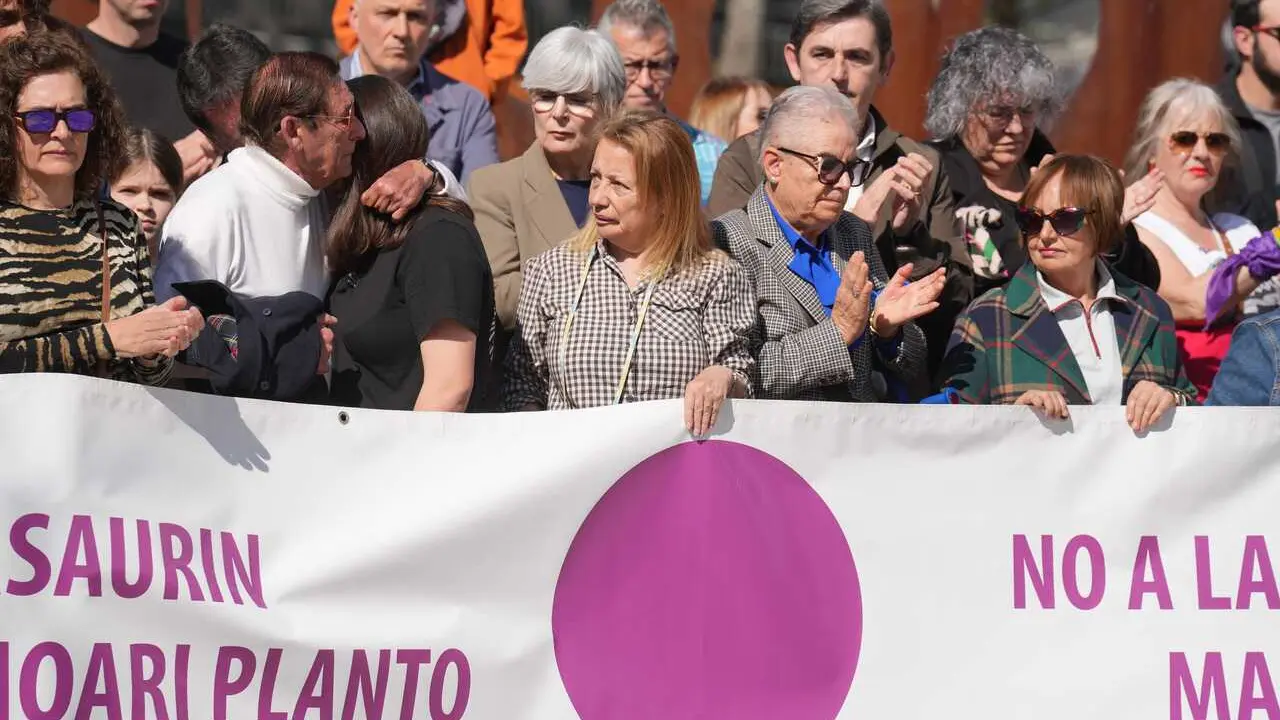 Concentraci&oacute;n en Basauri por el homicidio de una mujer, con la participaci&oacute;n de sus familiares.