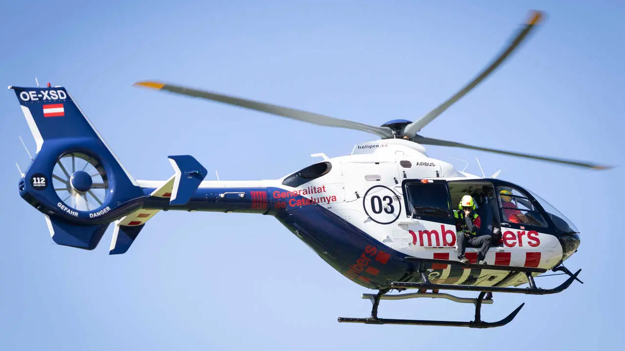 Archivo - Un helic&oacute;ptero de los Bombers de la Generalitat