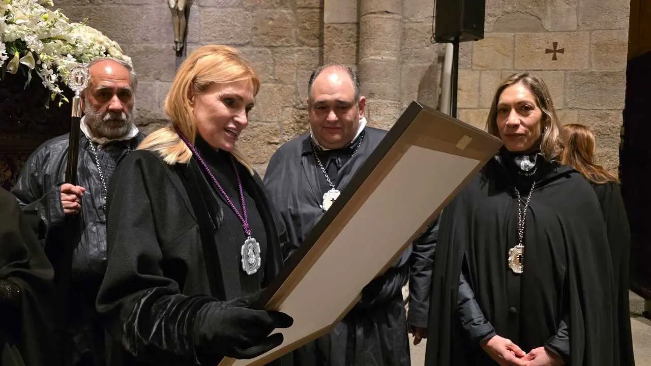 Ainhoa Arteta, junto a los responsables de la cofrad&iacute;a, en un acto celebrado esta Semana Santa en la ciudad de Zamora.