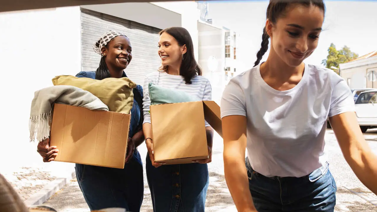 Archivo - J&oacute;venes haciendo una mudanza