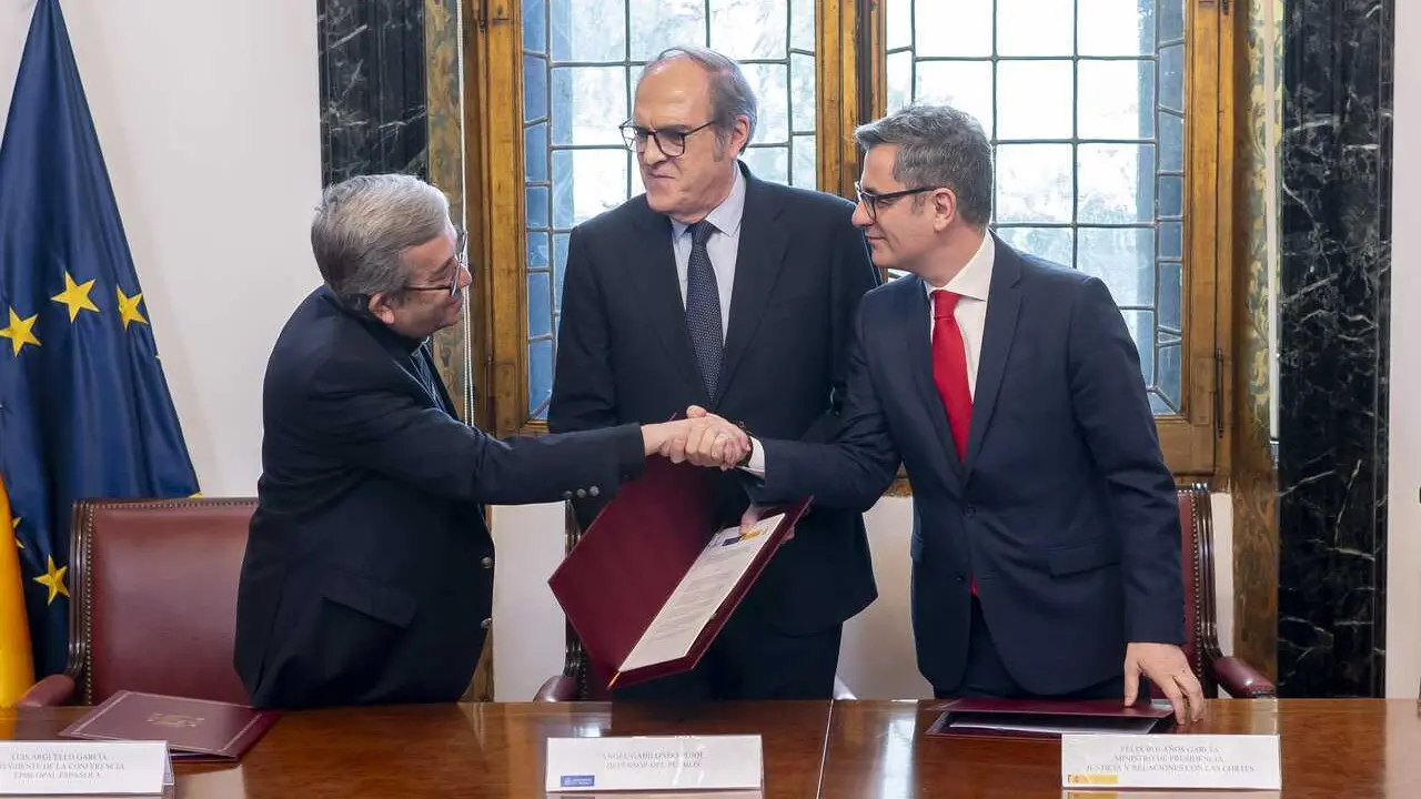 El presidente de la Conferencia Episcopal Espa&ntilde;ola (CEE), Luis Arg&uuml;ello; el Defensor del Pueblo, &Aacute;ngel Gabilondo, y el ministro de la Presidencia, F&eacute;lix Bola&ntilde;os, durante la firma del acuerdo para reparar a v&iacute;ctimas de abusos.