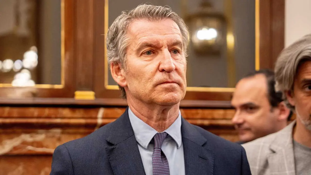 El presidente del Partido Popular, Alberto N&uacute;&ntilde;ez Feij&oacute;o, a su salida de una sesi&oacute;n plenaria, en el Congreso de los Diputados, a 26 de marzo de 2026, en Madrid (Espa&ntilde;a). El Congreso celebra hoy un pleno extra para acoger el debate de convalidaci&oacute;n del decr