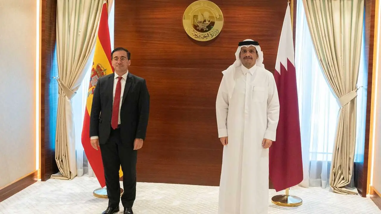 Archivo - El ministro de Asuntos Exteriores, Jos&eacute; Manuel Albares, con su hom&oacute;logo de Qatar, Mohamed bin Abdulraham al Thani, durante una visita a Doha (archivo)