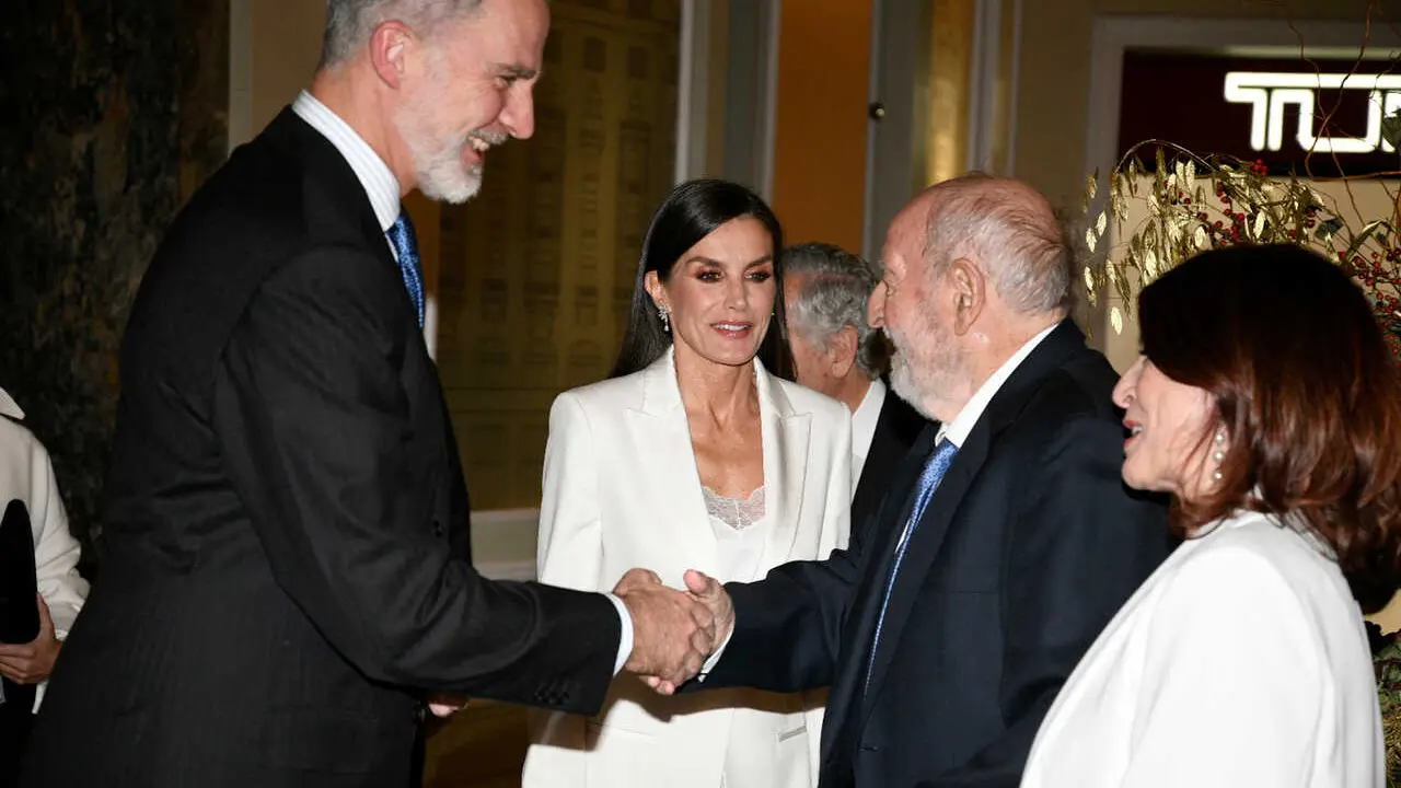 Archivo - (I-D) El Rey Felipe, la Reina Letizia, el periodista Diego Carcedo y la periodista Cristina Garc&iacute;a Ramos en una foto de archivo.