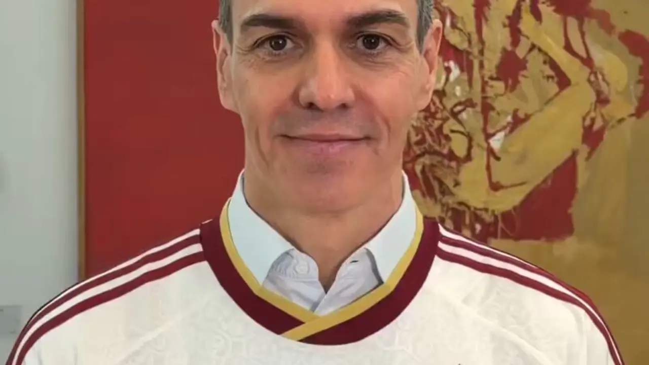 S&aacute;nchez con la equipaci&oacute;n de la Selecci&oacute;n Espa&ntilde;ola