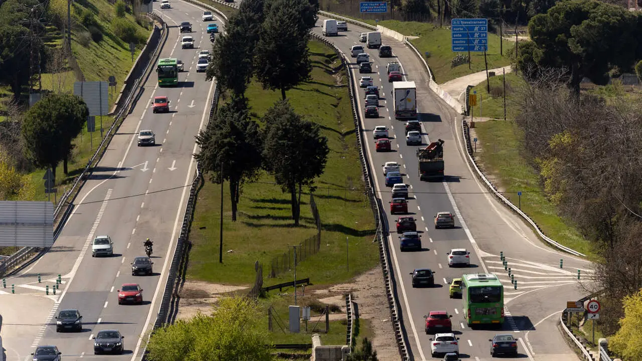Decenas de veh&iacute;culos durante la operaci&oacute;n salida por las vacaciones de Semana Santa, en la A-5, a 27 de marzo de 2026, en Madrid (Espa&ntilde;a). La Direcci&oacute;n General de Tr&aacute;fico ha activado un dispositivo especial de regulaci&oacute;n, vigilancia y asistencia, ante el 