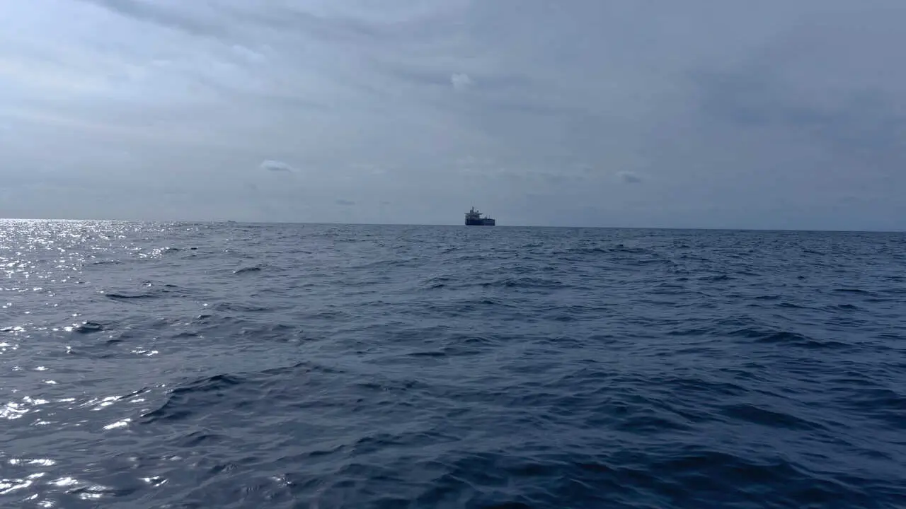 Los petroleros ubicados en las aguas cercanas a Ceuta realizan trasvases de crudo procedente de Rusia para hacer llegar el producto a los mercados asiaticos pese a las sanciones de Occidente.