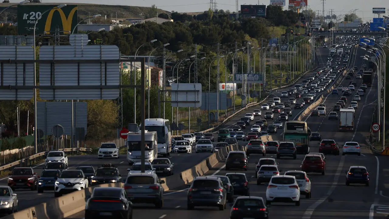 Decenas de veh&iacute;culos durante la operaci&oacute;n retorno por la carretera A4 con motivo de la Semana Santa 2026, a 5 de abril de 2026, en Madrid (Espa&ntilde;a). 