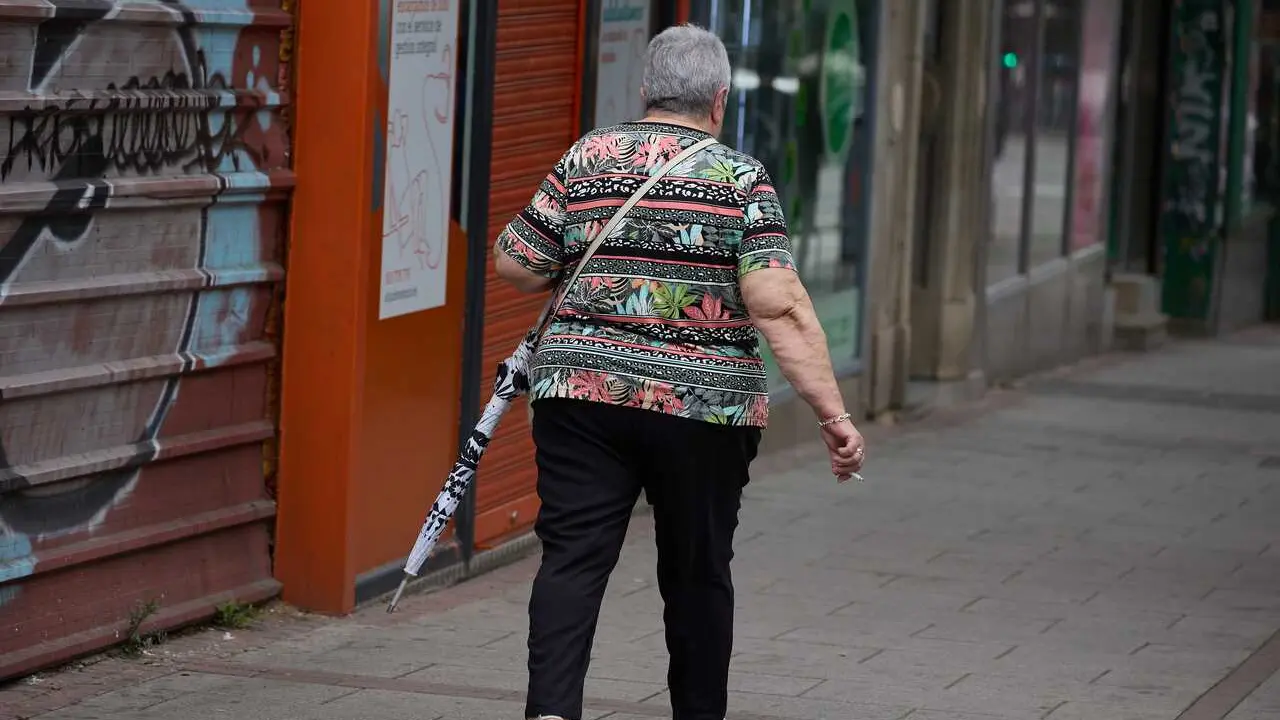 Archivo - Una mujer camina con un paraguas en la mano, a 8 de junio de 2024, en Madrid (Espa&ntilde;a). 