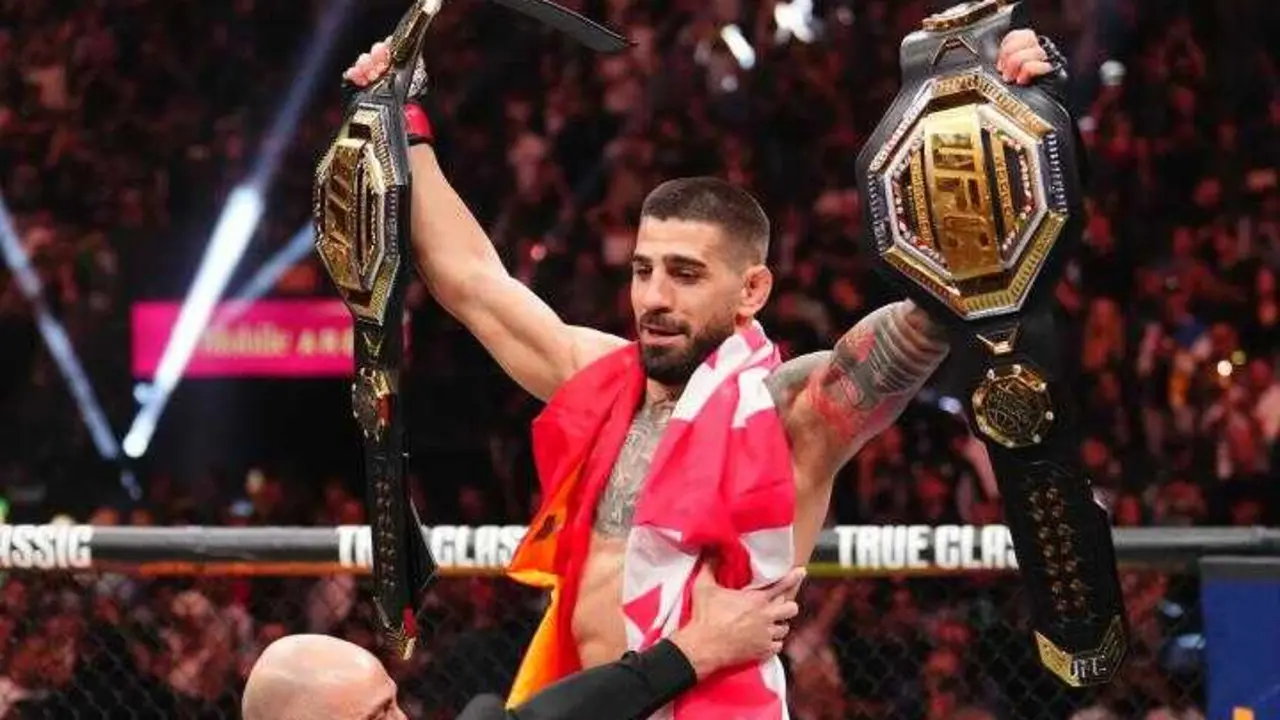 Ilia Topuria con sus dos cinturones