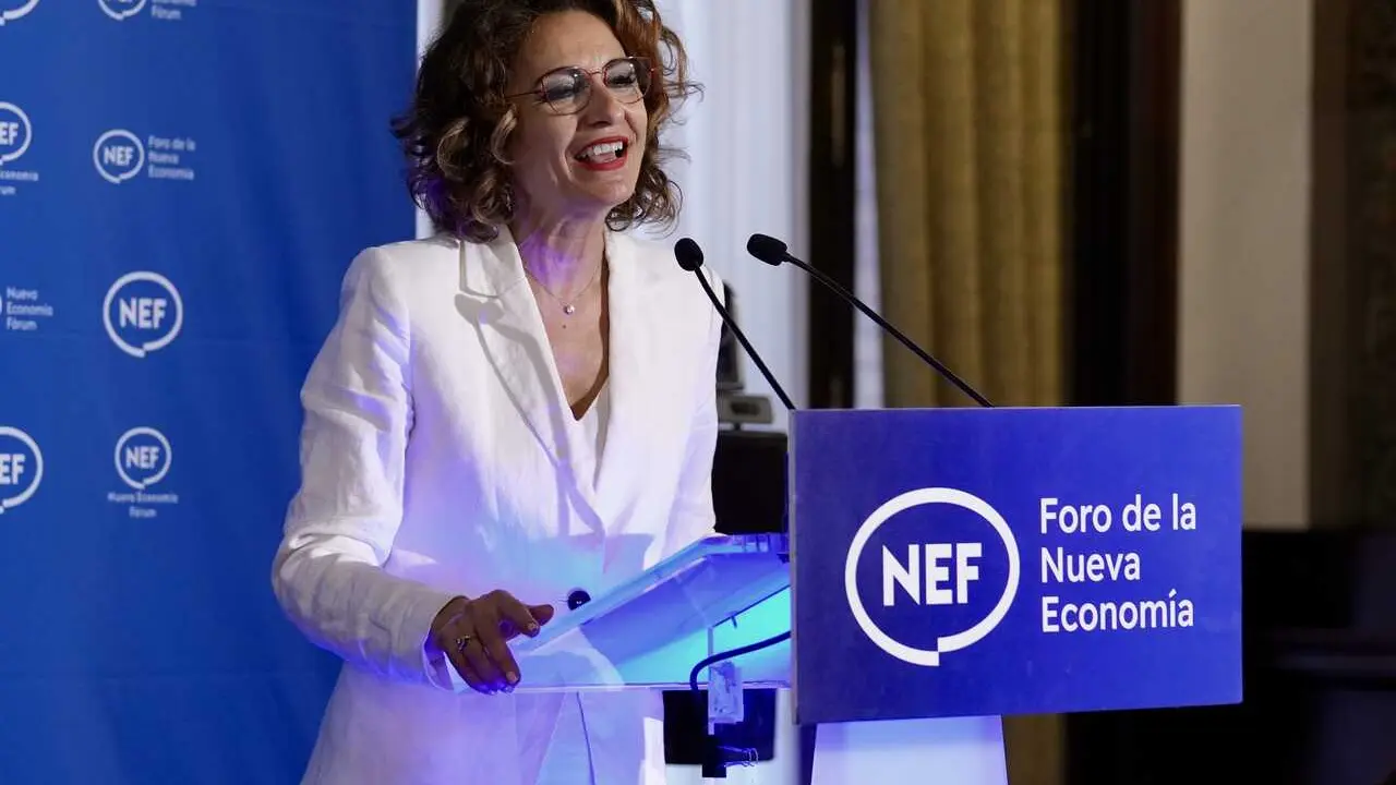 La secretaria general del PSOE-A y candidata a la Presidencia de la Junta, Mar&iacute;a Jes&uacute;s Montero, este martes en Sevilla durante su intervenci&oacute;n en el desayuno informativo de 'F&oacute;rum Europa. Tribuna Andaluc&iacute;a'. 