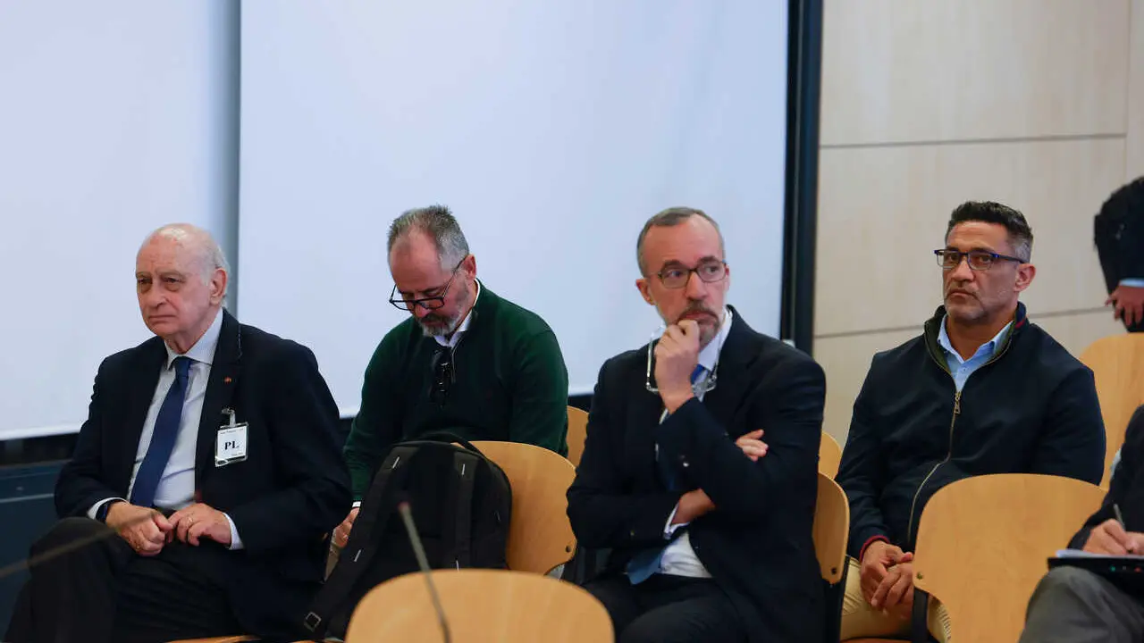 El exministro del Interior Jorge Fern&aacute;ndez D&iacute;az (i) y su n&uacute;mero dos, Francisco Mart&iacute;nez (2d), durante el primer d&iacute;a del juicio de la Operaci&oacute;n Kitchen, en la Audiencia Nacional, a 6 de abril de 2026, en San Fernando de Henares, Madrid.