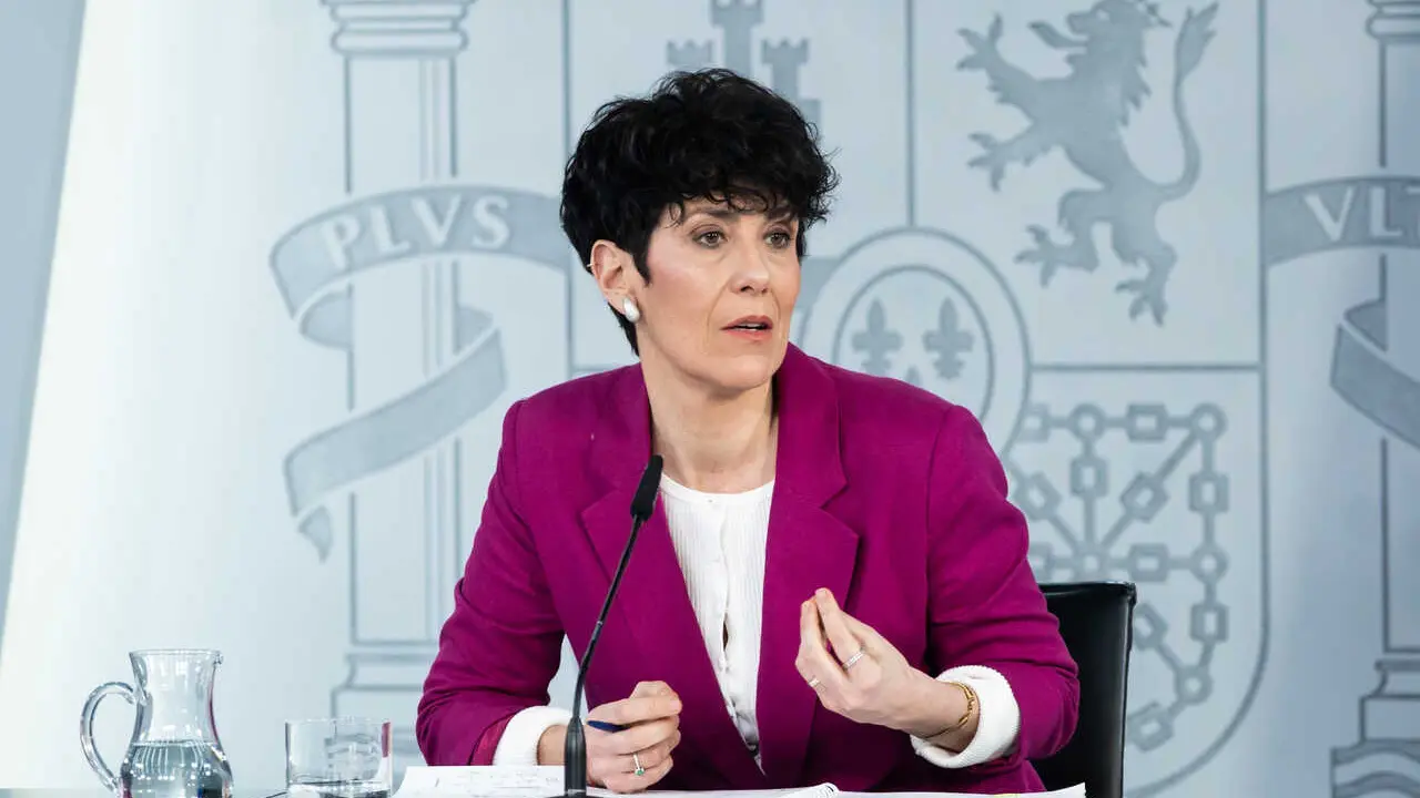 La portavoz del Gobierno y ministra de Inclusi&oacute;n, Seguridad Social y Migraciones, Elma Saiz, durante una rueda de prensa posterior al Consejo de Ministros, en el Palacio de La Moncloa, a 31 de marzo de 2026, en Madrid (Espa&ntilde;a).