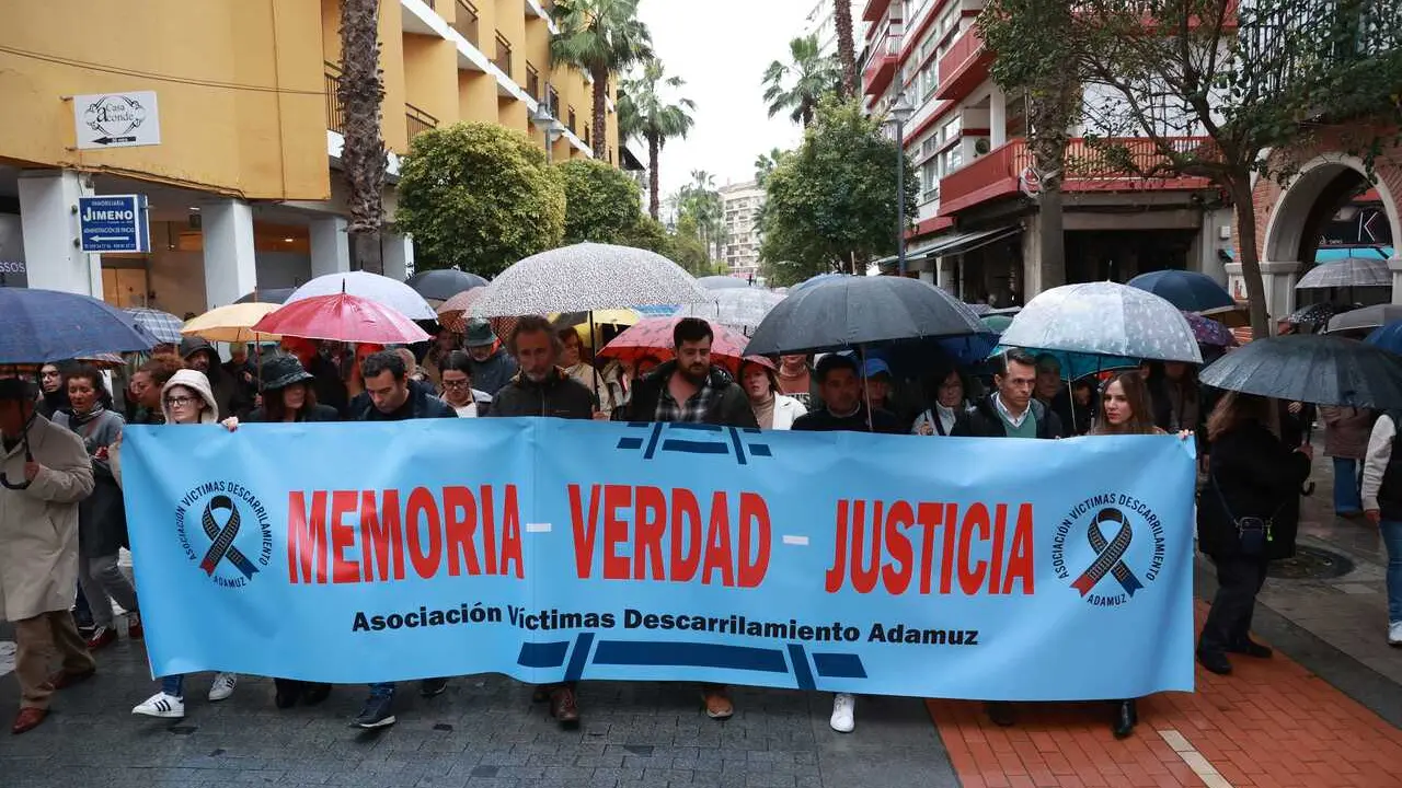 Im&aacute;genes de la marcha convocada en Huelva el pasado 20 de marzo por la Asociaci&oacute;n V&iacute;ctimas del Descarrilamiento de Adamuz. 