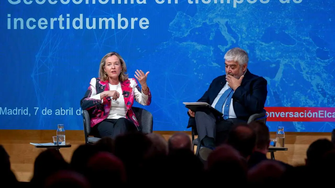 La presidenta del Banco Europeo de Inversiones (BEI), Nadia Calvi&ntilde;o, y el presidente del Real Instituto Elcano, Jos&eacute; Juan Ruiz, durante el encuentro &lsquo;Geoeconom&iacute;a en tiempos de incertidumbre&rsquo;, a 7 de abril de 2026, en Madrid (Espa&ntilde;a).