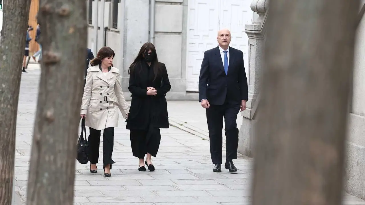 La expareja de Jos&eacute; Luis &Aacute;balos, J&eacute;ssica Rodr&iacute;guez (c), a su llegada al Tribunal Supremo a declarar como testigo en el juicio de las mascarillas, a 7 de abril de 2026, en Madrid (Espa&ntilde;a).