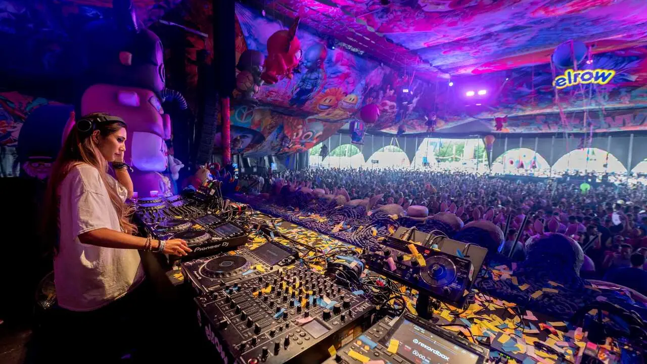 Archivo - Una DJ durante un festival.