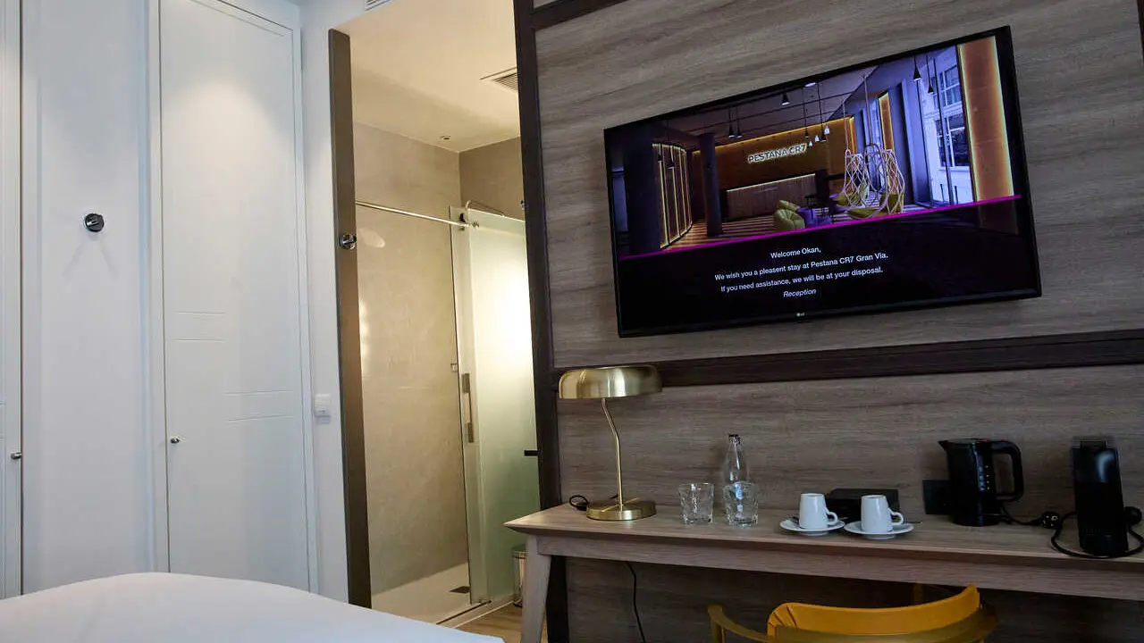 Archivo - Una smart TV en una de las habitaciones del hotel Pestana CR7, en el d&iacute;a de su apertura, en Gran V&iacute;a, 29, a 7 de junio de 2021, en Madrid (Espa&ntilde;a). El hotel es el primer establecimiento de la asociaci&oacute;n entre el jugador de f&uacute;tbol Cristiano Ronal